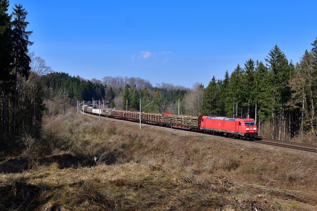 185 390 mit einem Güterzug am 20.03.2020 bei Assling.