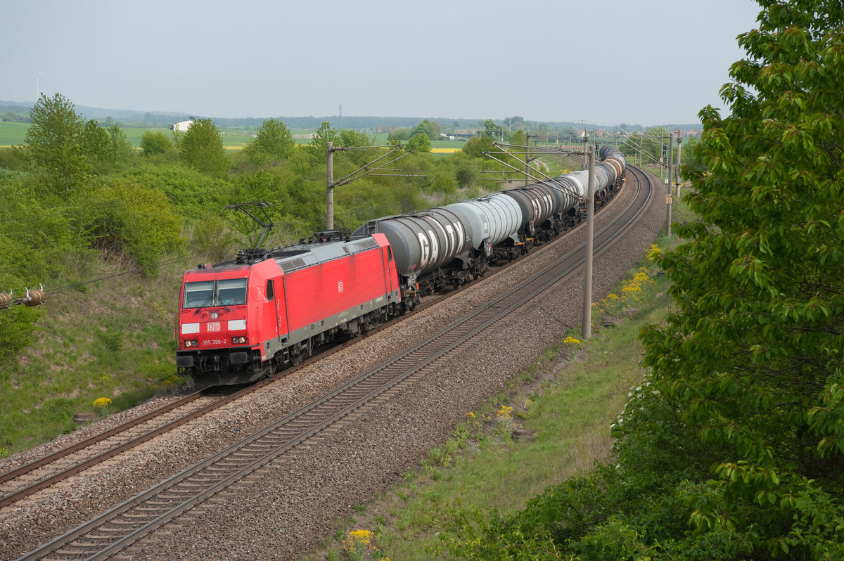 185 390 mit einem Kesselwagenzug bei Markt Einersheim Richtung Würzburg, 02.05.2019