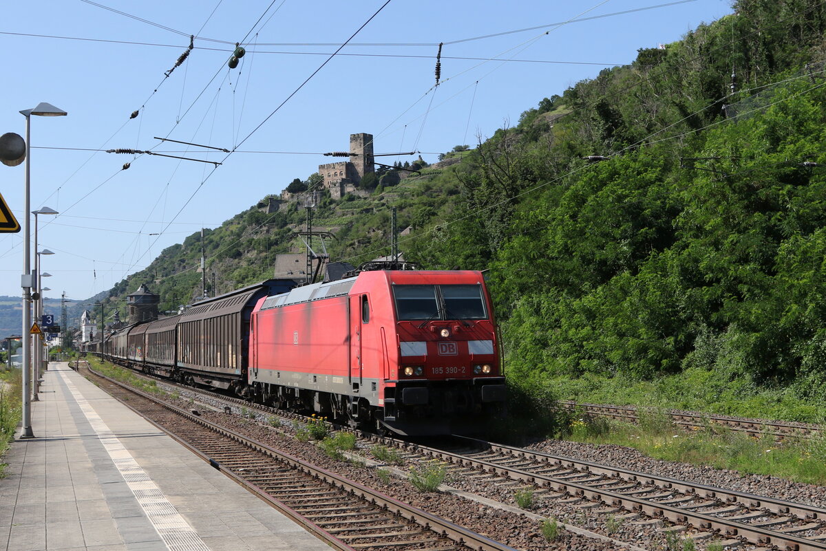 185 390 mit Schiebewandwagen am 21. Juli 2021 bei Kaub am Rhein.