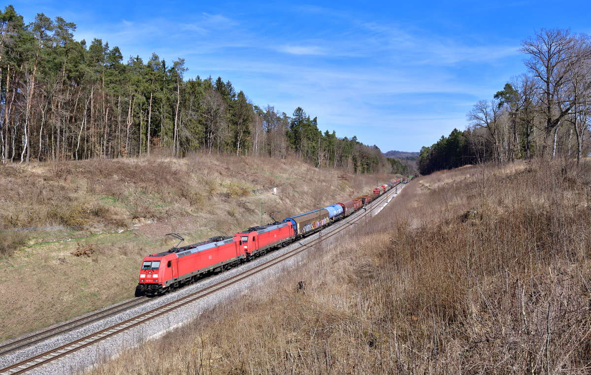 185 391 + 185 290 mit einem Güterzug am 30.03.2021 bei Sinngrün.