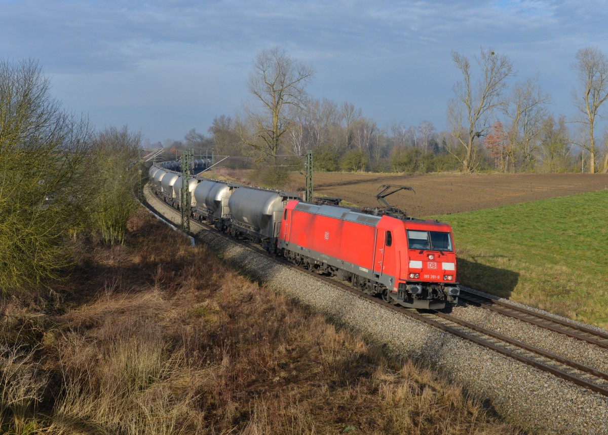 185 391 mit einem Silozug am 16.01.2015 bei Langenisarhofen. 