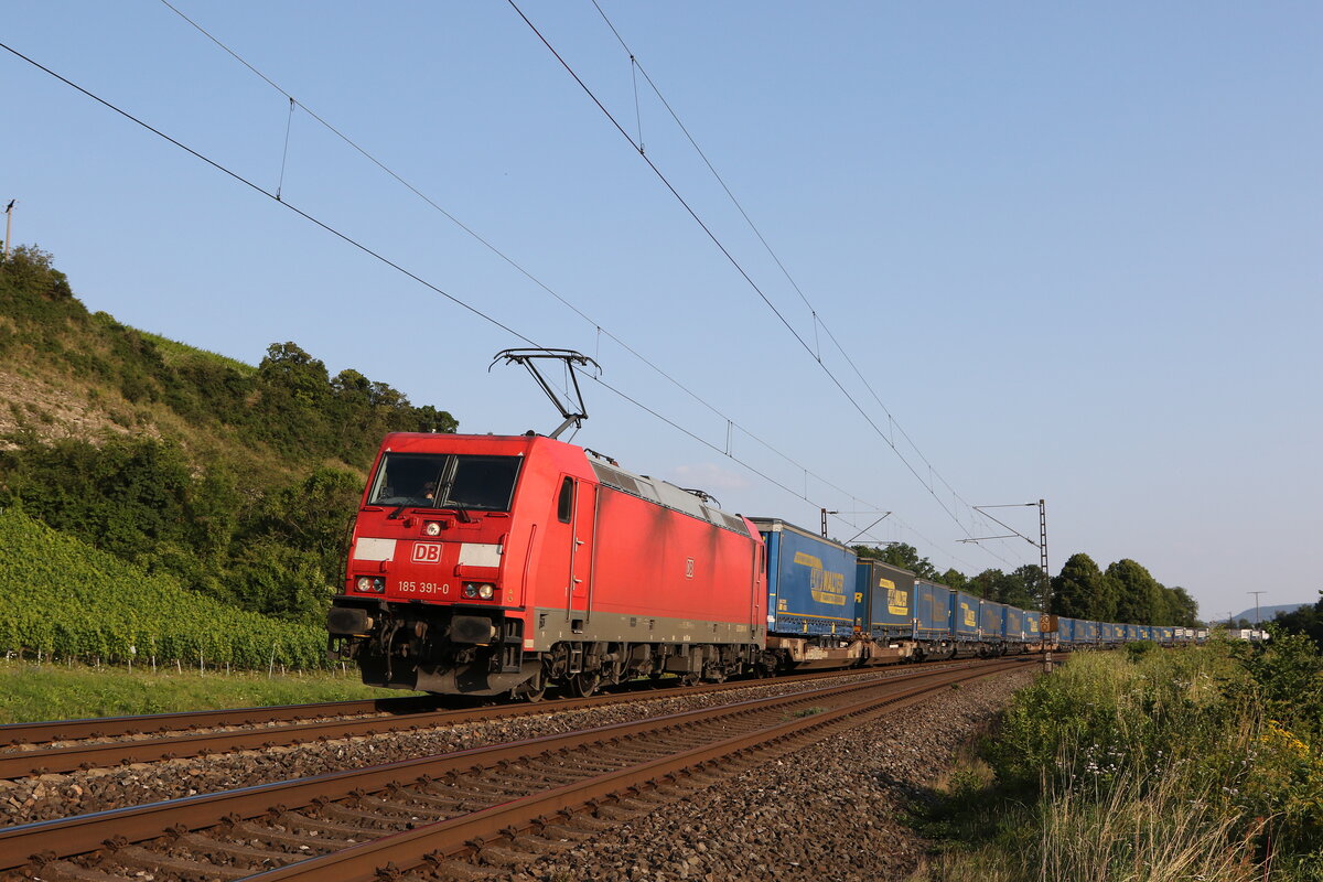 185 391 mit einem  WALTER-KLV  aus Würzburg kommend am 23. Juli 2021 bei Himmelstadt am Main.