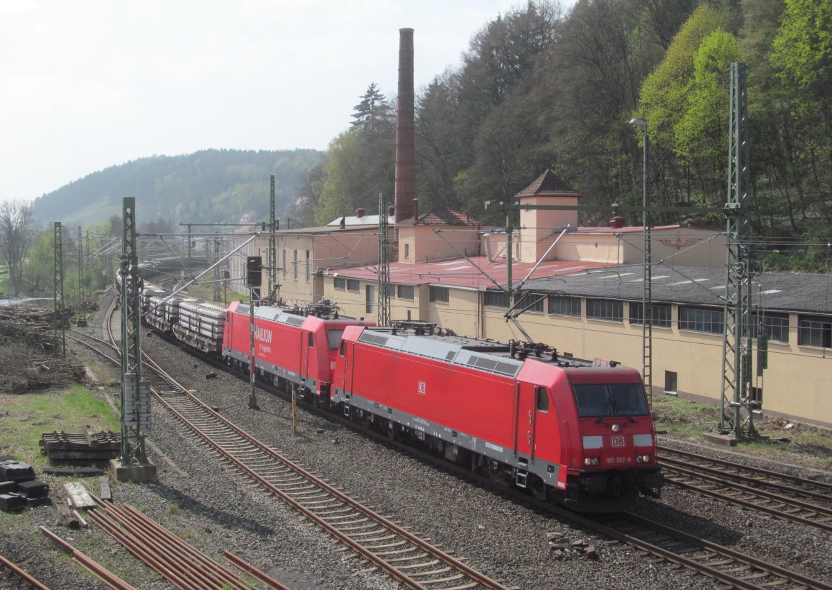 185 392-8 und 182 282-1 ziehen am 06. April 2014 einen Schwellenzug durch Kronach in Richtung Saalfeld.