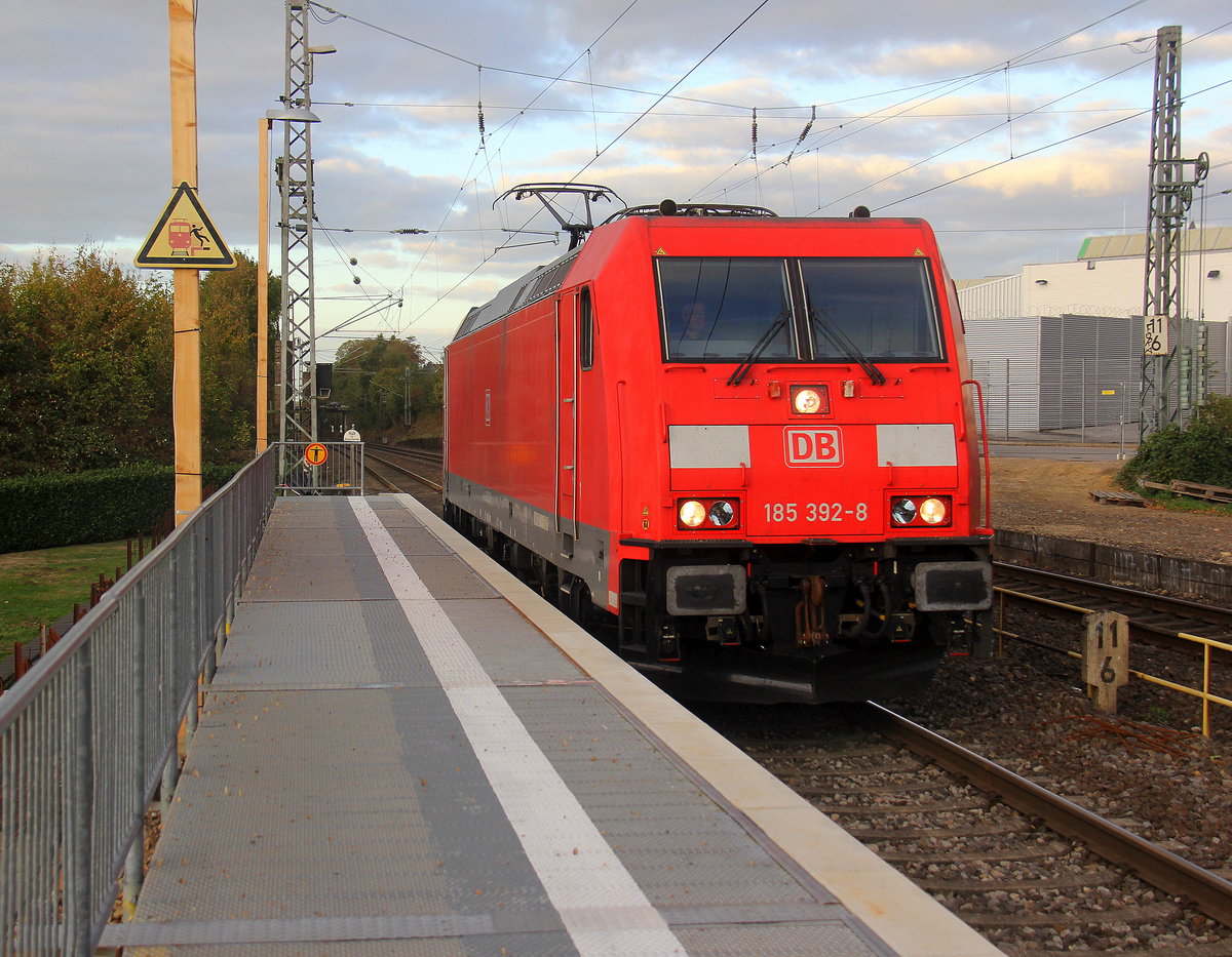 185 392-8 DB  kommt die Kohlscheider-Rampe hoch.
Aufgenommen vom Bahnsteig 2 in Kohlscheid. 
Bei schönem Herbstwetter am Nachmittag vom 22.10.2018.