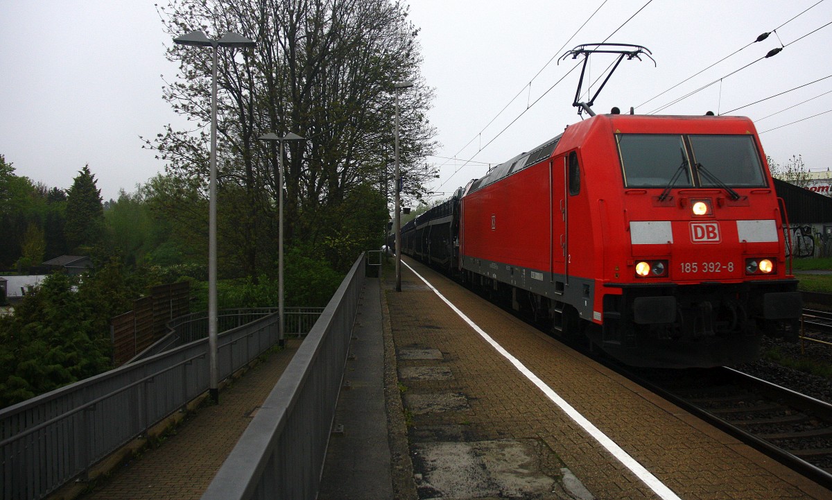 185 392-8 DB kommt die Kohlscheider-Rampe hoch aus Richtung Neuss,Herzogenrath mit einem langen Peugeot-Citroen-Auto-Zug aus Kolín(CZ) nach Zeebrugge-Pelikaan(B) und fährt durch Kohlscheid in Richtung Richterich,Laurensberg,Aachen-West.
Bei Regenwetter am Morgen vom 27.4.2015.
