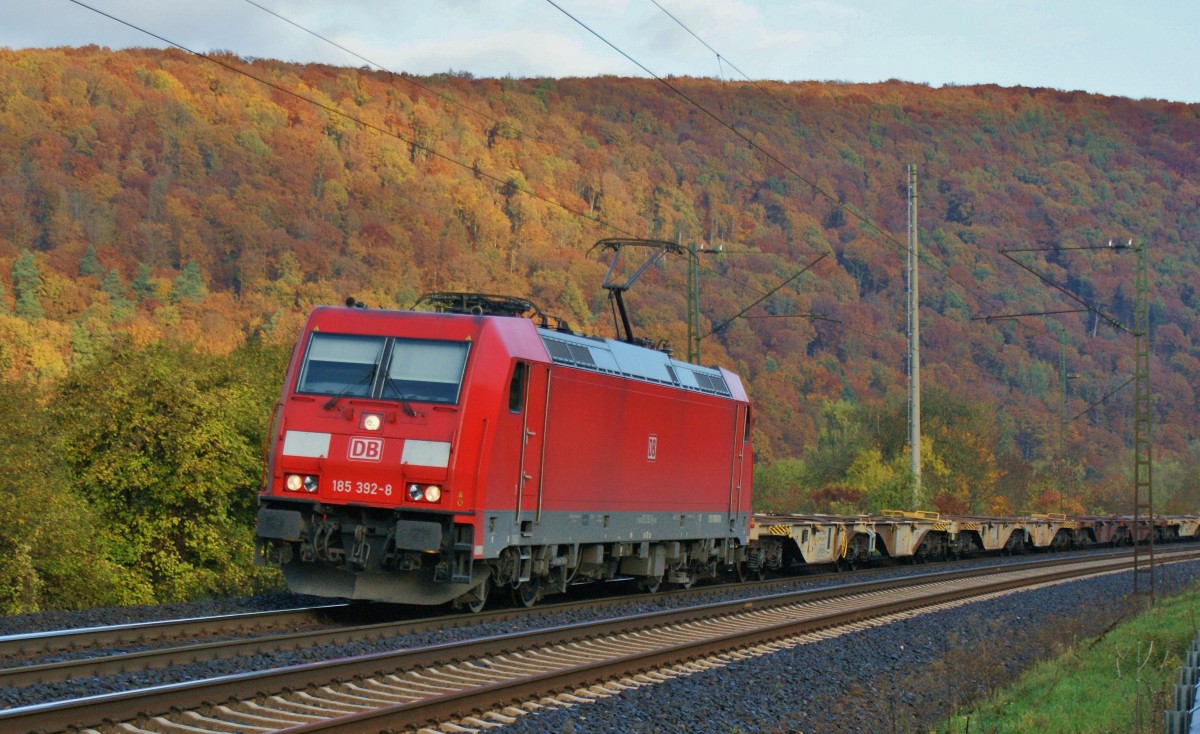 185 392-8 mit einen leeren Containerzug bei Wernfeld am 24.10.13.