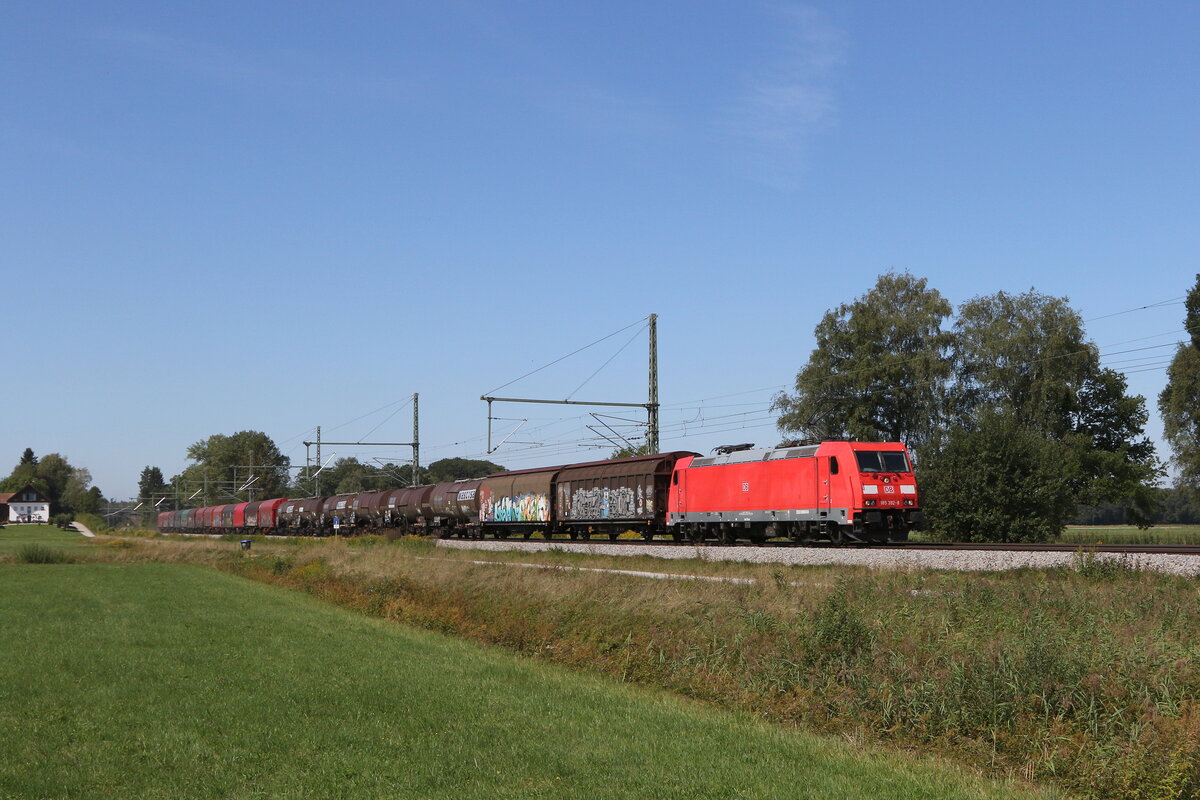 185 392 mit einem gemischten Güterzug aus München kommend am 223. August 2022 bei Übersee.