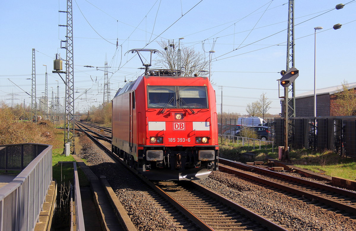 185 393-6 DB kommt als Lokzug von Nievenheim-Gbf nach Neuss-Gbf und fährt in Richtung Neuss-Allerheiligen,Norf,Neuss-Süd,Neuss-Hbf. 
Aufgenommen vom Bahnsteig 1 in Nievenheim.
Bei schönem Frühlingswetter am Nachmittag vom 6.4.2018. 