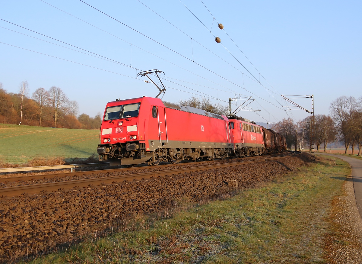 185 393-6 mit der Wagenlok 140 354-2 und einem gemischtem Güterzug in Fahrtrichtung Süden. Aufgenommen am 11.03.2014 bei Niederhone.