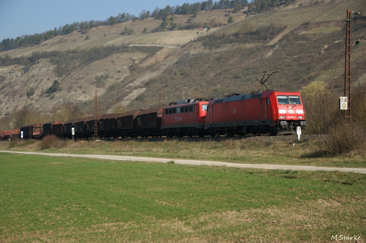 185 393-6 u. 140 354-2 mit einen gemischten Güterzug vor Thüngersheim am 11.03.14.