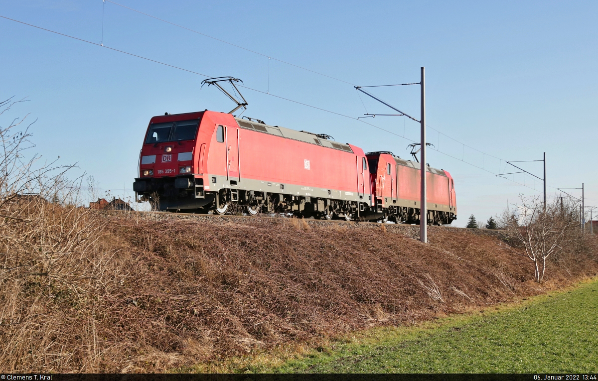 185 395-1 und 185 218-5 sind von den Buna-Werken Richtung Halle (Saale) unterwegs und wurden zwischen Holleben und Angersdorf aufgenommen.

🧰 DB Cargo
🕓 6.1.2022 | 13:44 Uhr
