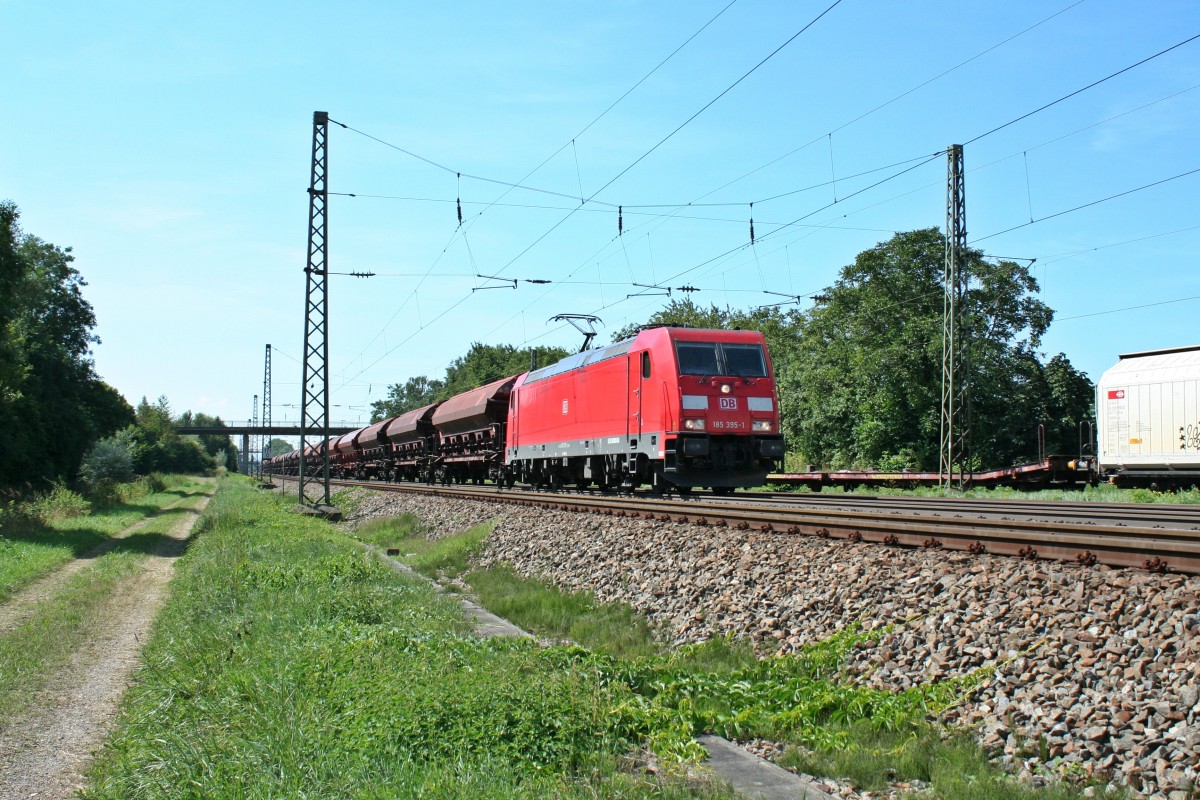 185 395-1 mit einem Schotterzug gen Norden am Vormittag des 15.08.13 im n�rdlichen Teil des Bahnhofs Orschweier.