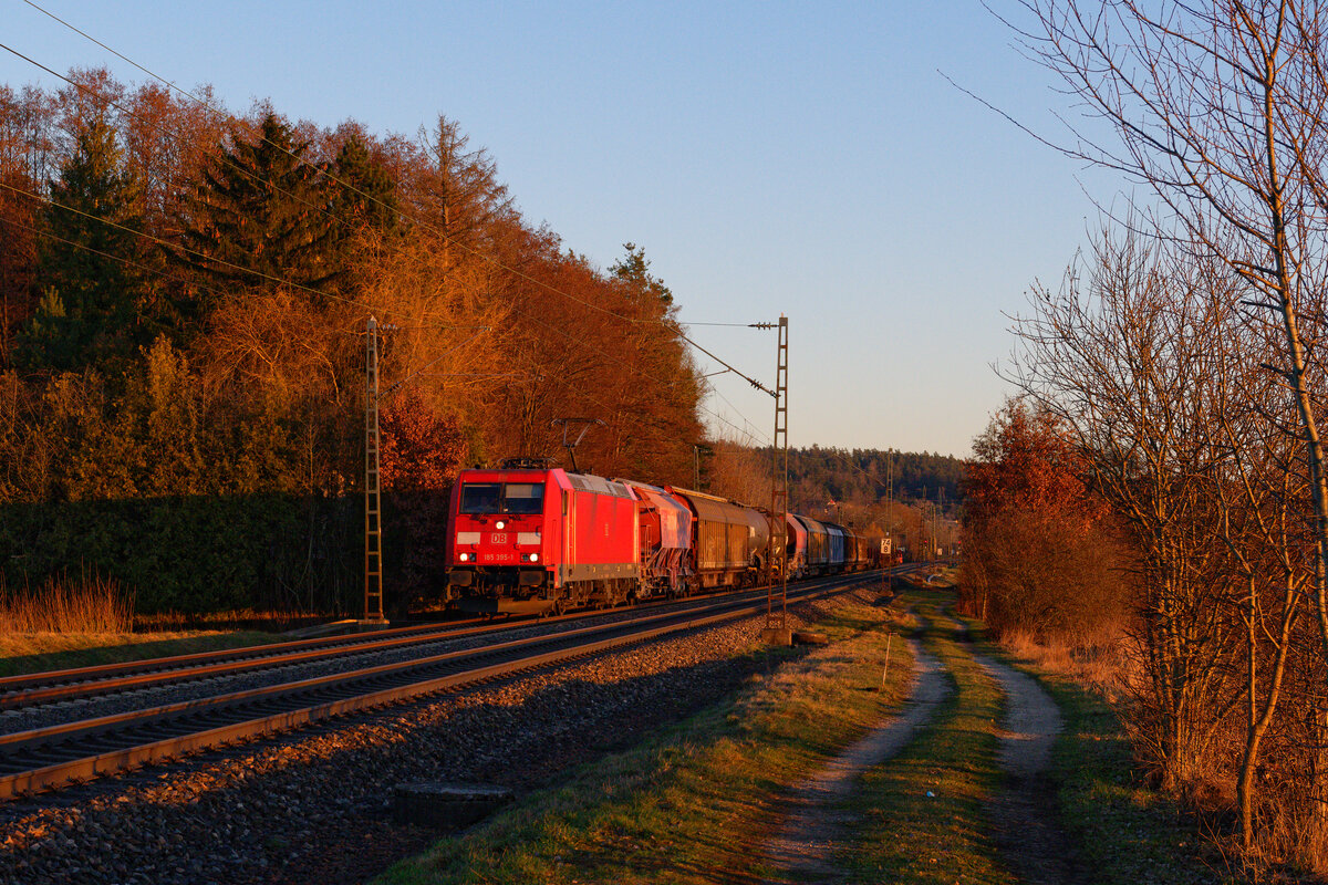 185 395 DB Cargo mit der Plattlinger Übergabe bei Postbauer-Heng Richtung Nürnberg Rbf, 02.03.2021