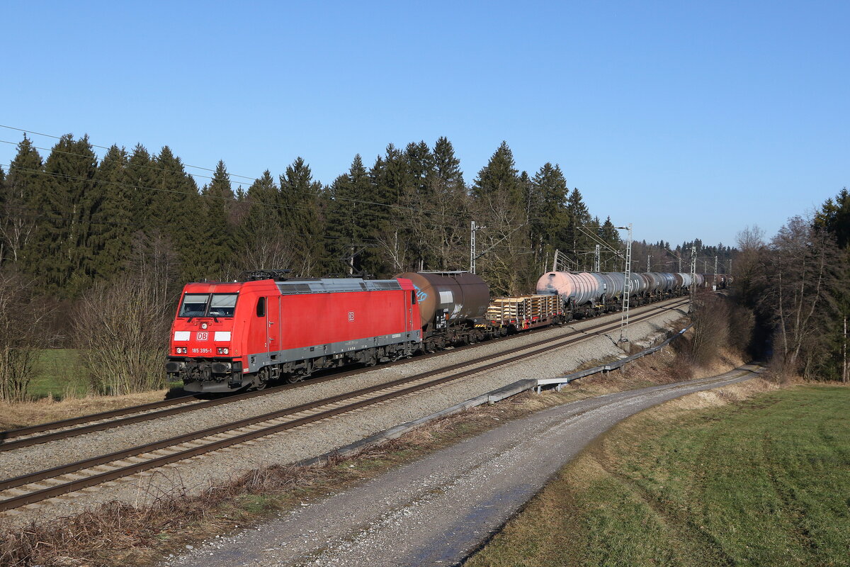 185 395 mit einem gemischten Güterzug aus Salzburg kommend am 19. Januar 2022 bei Grabenstätt im Chiemgau.