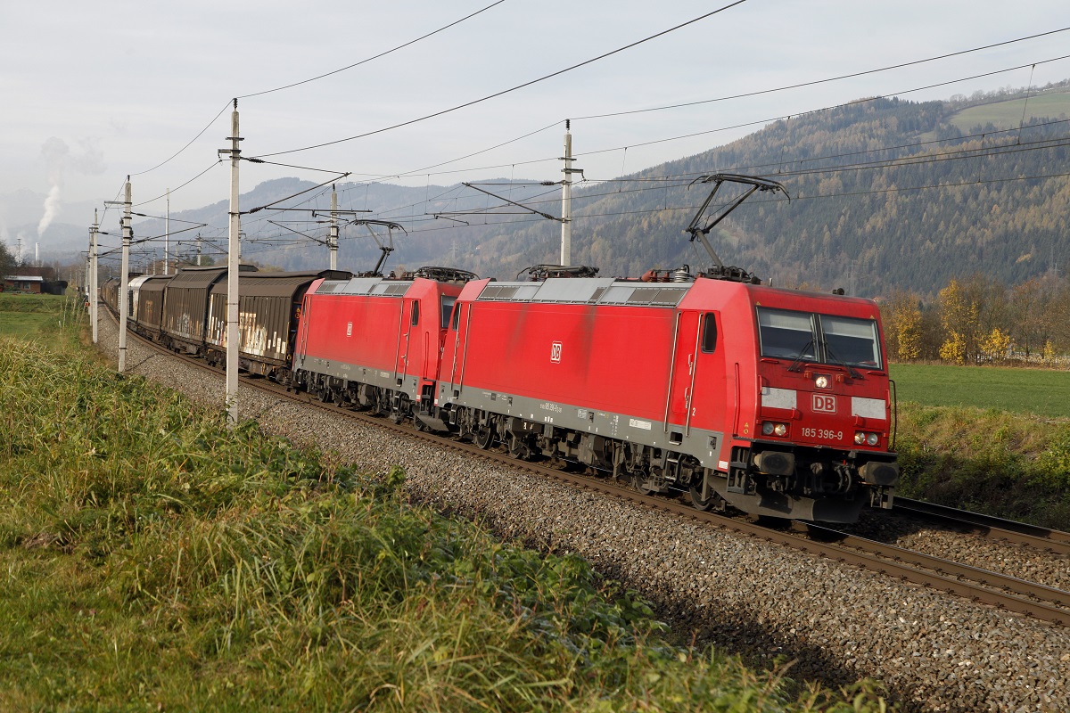 185 396 + 185 344 mit Güterzug bei Niklasdorf am 4.11.2016.