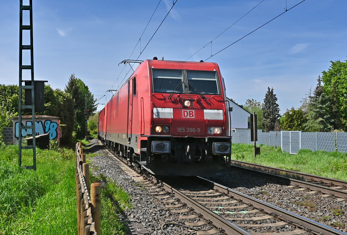 185 396-9 Doppeltraktion vor Güterzug durch Bonn-Beuel - 03.05.2023