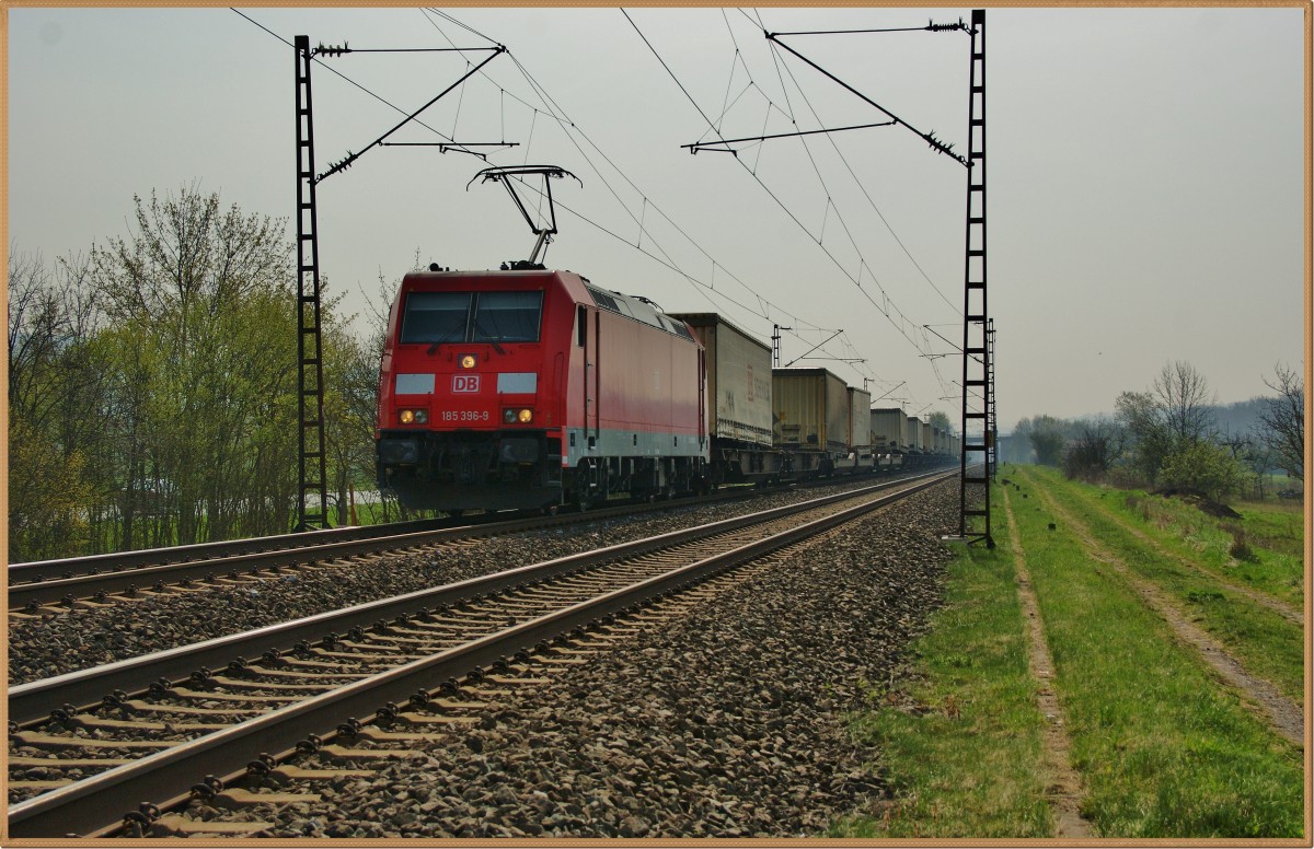 185 396-9 mit einen Aufliegerzug Richtung Norden am 01.04.14 bei Thüngersheim.