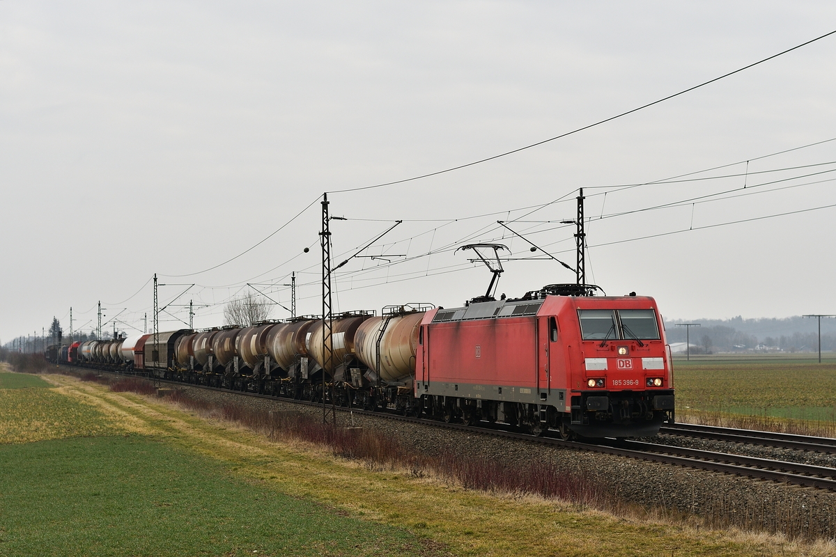 185 396 war am 2. März 2019 mit einem gemischten Güterzug auf der KBS 980 unterwegs. Aufgenommen kurz vor Neu-Ulm nahe Pfuhl.