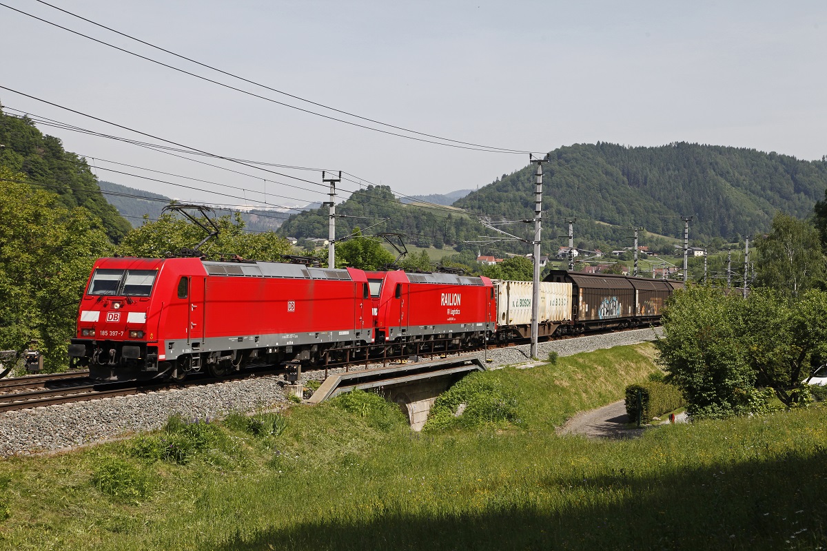 185 397 und 185.... mit Güterzug in Bruck/Mur Übelstein am 22.05.2014.