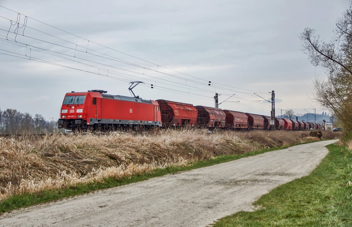 185 397-7 ist am 11.04.2018 mit einen Schüttgutzug in Richtung Göttingen unterwegs,gesehen bei Friedland.