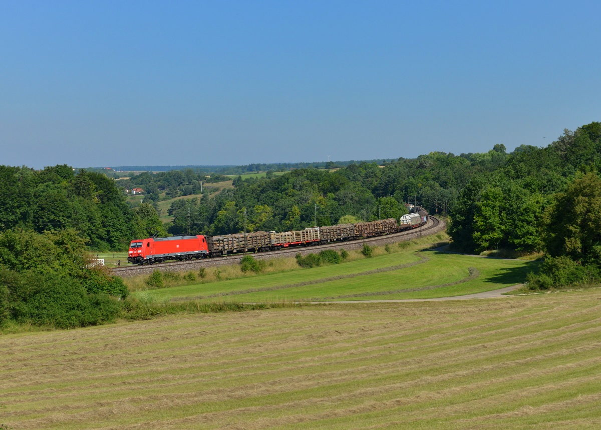 185 397 mit einem Güterzug am 18.07.2014 bei Edlhausen. 
