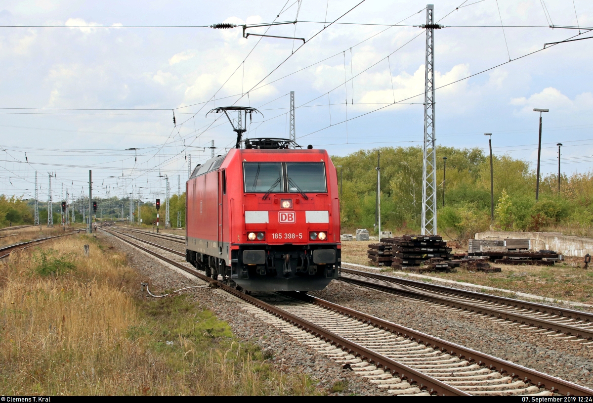 185 398-5 DB als Tfzf durchfährt den Bahnhof Angersdorf auf der Bahnstrecke Halle–Hann. Münden (KBS 590) Richtung Halle (Saale).
[7.9.2019 | 12:24 Uhr]