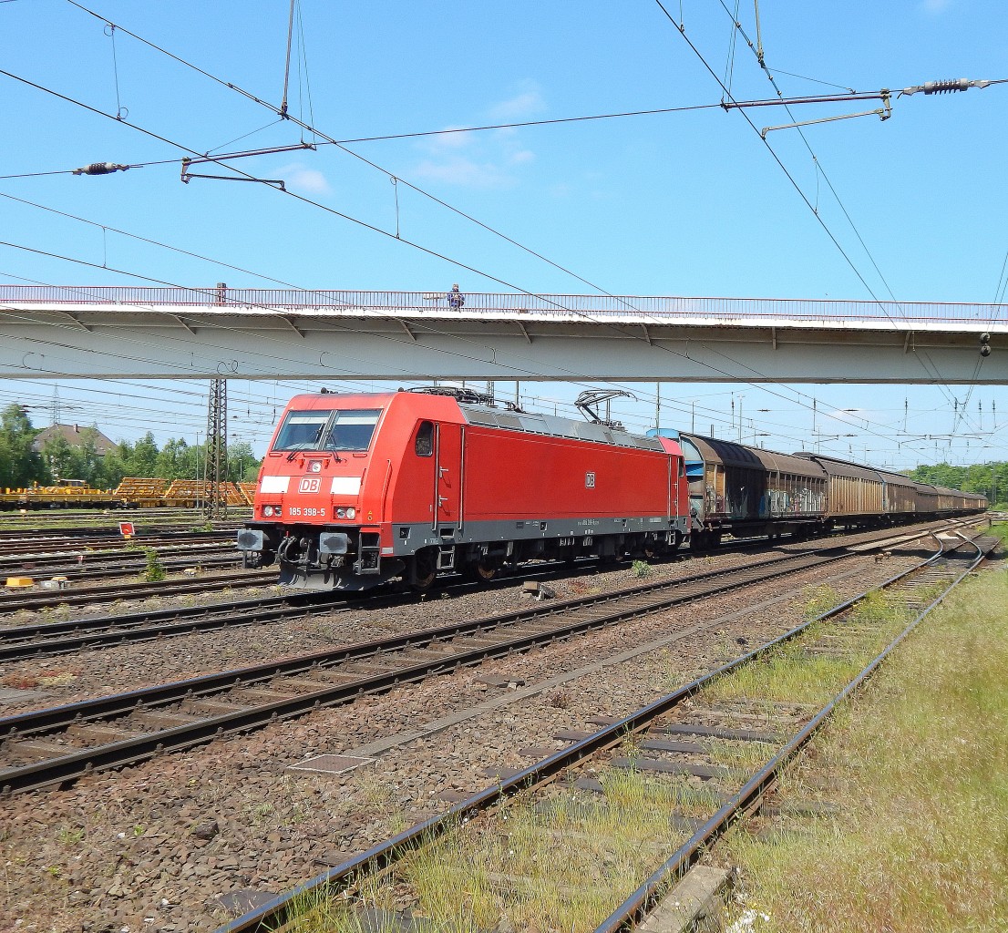 185 398-5 kam am 15.5.15 mit einem Güterzug durch Entenfang in Richtung Düsseldorf gefahren.

Duisburg 15.05.2015