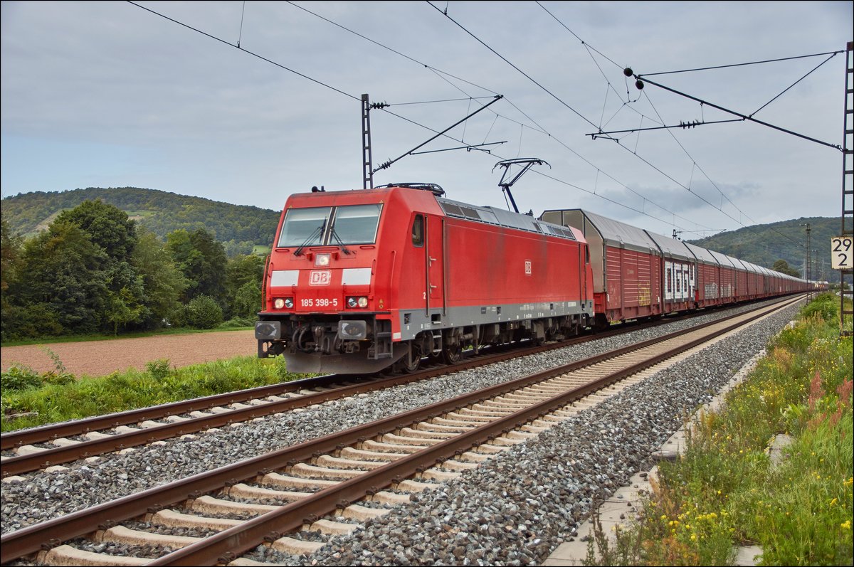185 398-5 ist mit einen Autozug bei Gambach am 08.09.2017 unterwegs.