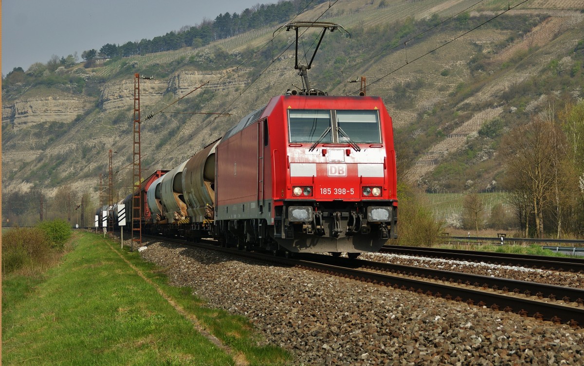 185 398-5 ist mit einen gemischten Güterzug am 06.04.14 bei Thüngersheim unterwegs.
