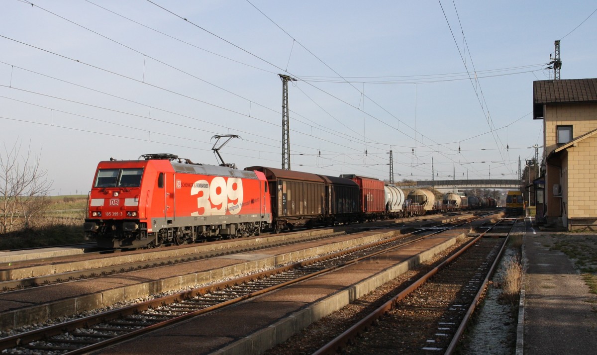 185 399-3 der DB durchfährt am 3.12.2013 mit einem gemischten Güterzug den Bahnhof Kirchstetten Richtung St. Pölten.