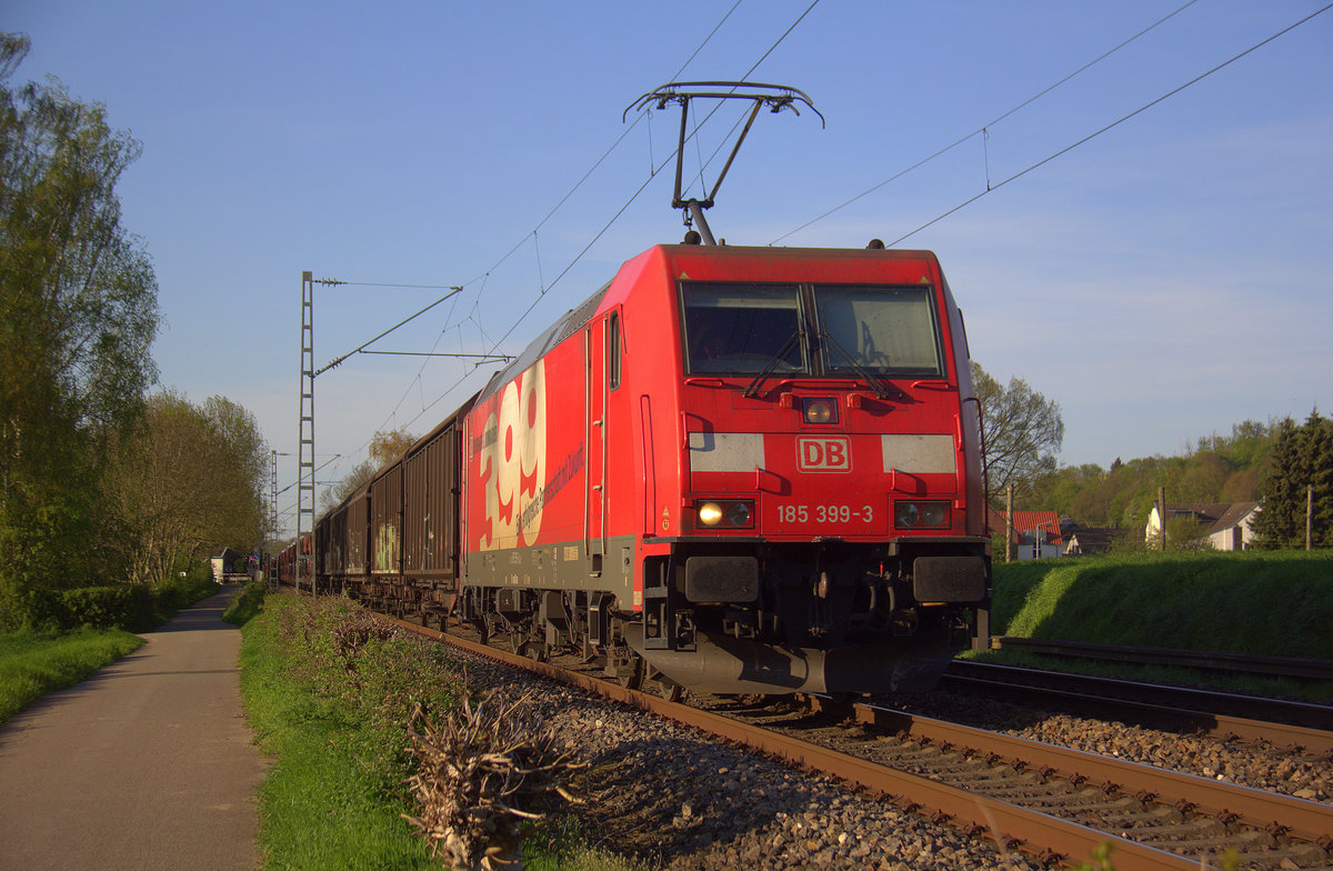 185 399-3 DB  kommt mit einem Audi-VW-Skoda-Zug aus Osnabrück nach Kortenberg-Goederen(B) und kommt aus Richtung Rheydt-Gbf,Wickrath,Beckrath,Herrath,Erkelenz,Baal,Hückelhoven-Baal,Brachelen,Lindern,Süggerath,Geilenkirchen,Frelenberg und fährt durch Zweibrüggen in Richtung Übach-Palenberg,Rimburg,Finkenrath,Hofstadt,Herzogenrath, Kohlscheid,Richterich,Laurensberg,Aachen-West. 
Aufgenommen Zwischen Übach-Palenberg und Zweibrüggen. 
Am einem schöenem Sommerabend im April 2018. 
Am Abend vom 19.4.2018.
