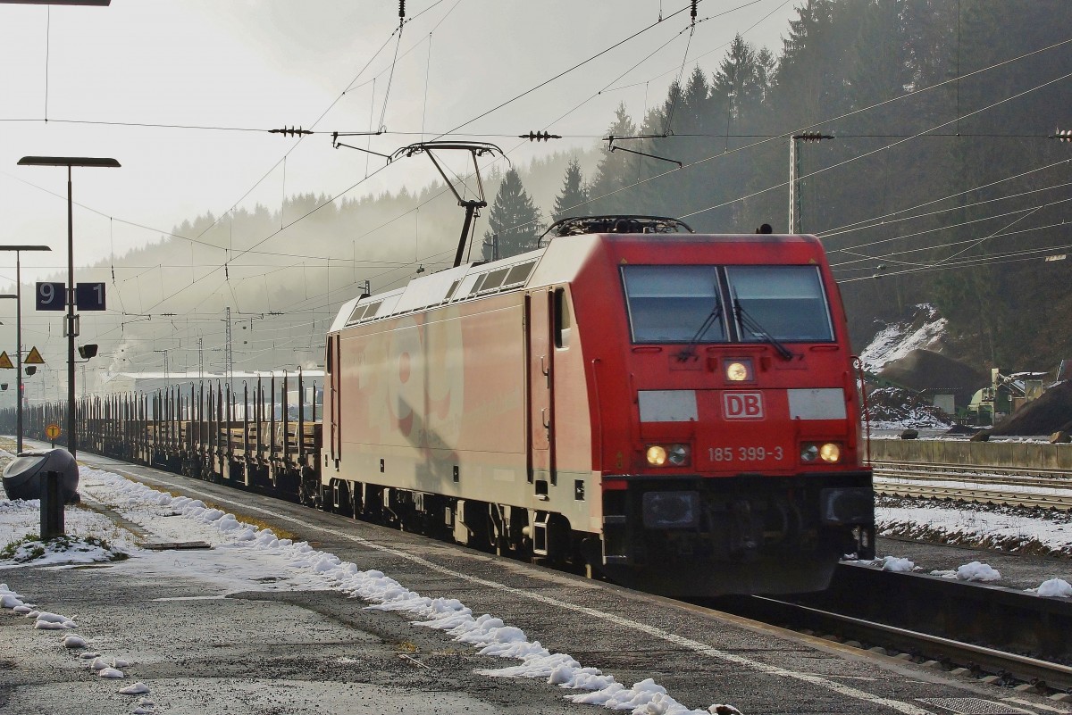 185 399-3 ist mit einen Stahlplattenzug am 25.02.15 in Jossa unterwegs.