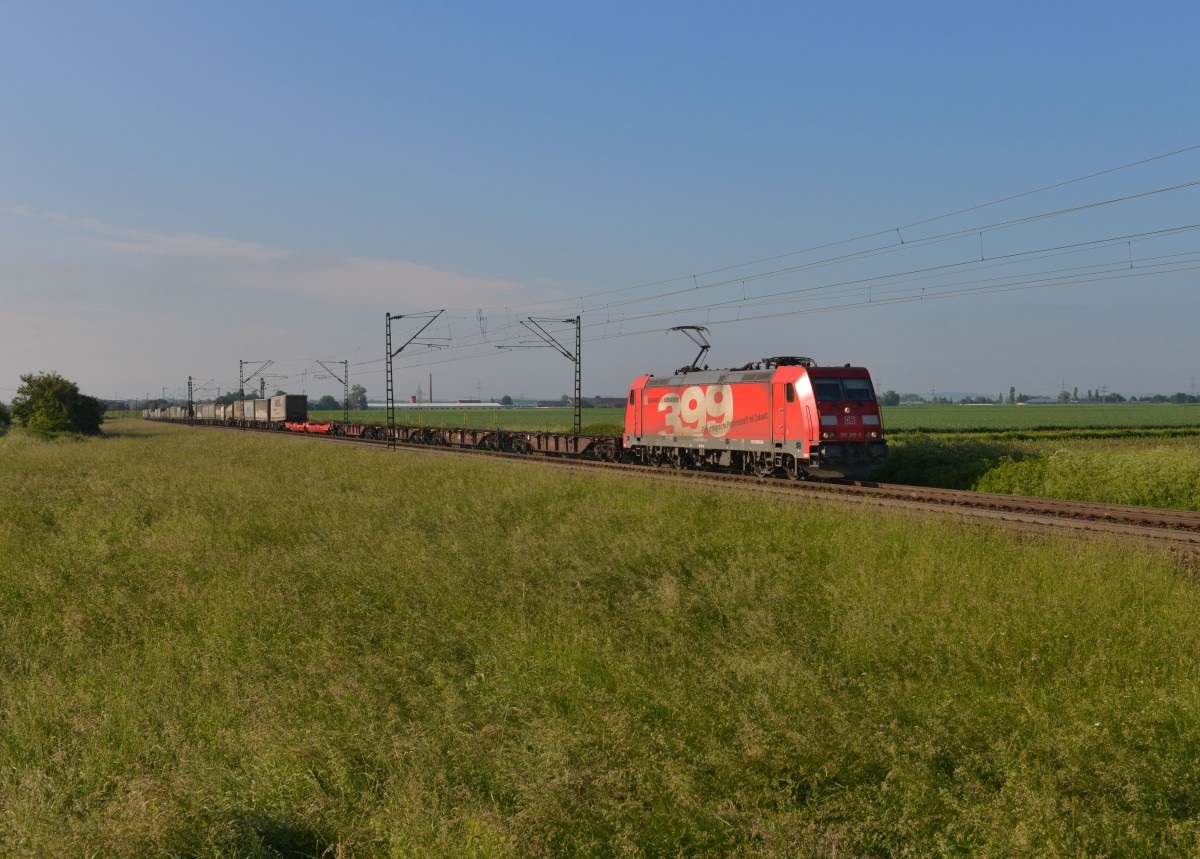 185 399 mit dem Wenzel-KLV am 31.05.2014 bei Plattling.