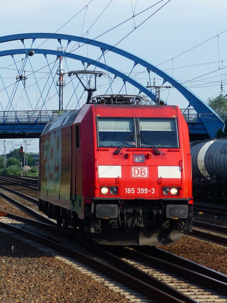 185 399 rolt Lz durch Salzbergen, 16.05.18.
Aufgenommen vom Ende des Bahnsteigs