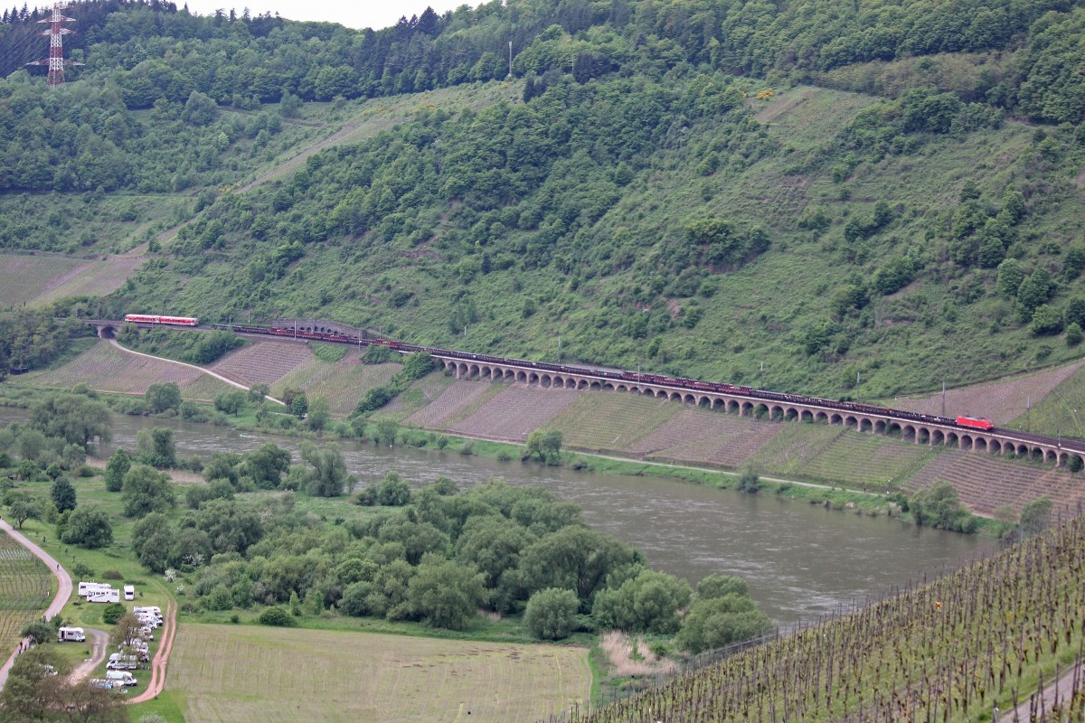 185 3xx zieht am 19.5.13 einen Drathrollenzug ber das Hangviadukt in Pnderich.
