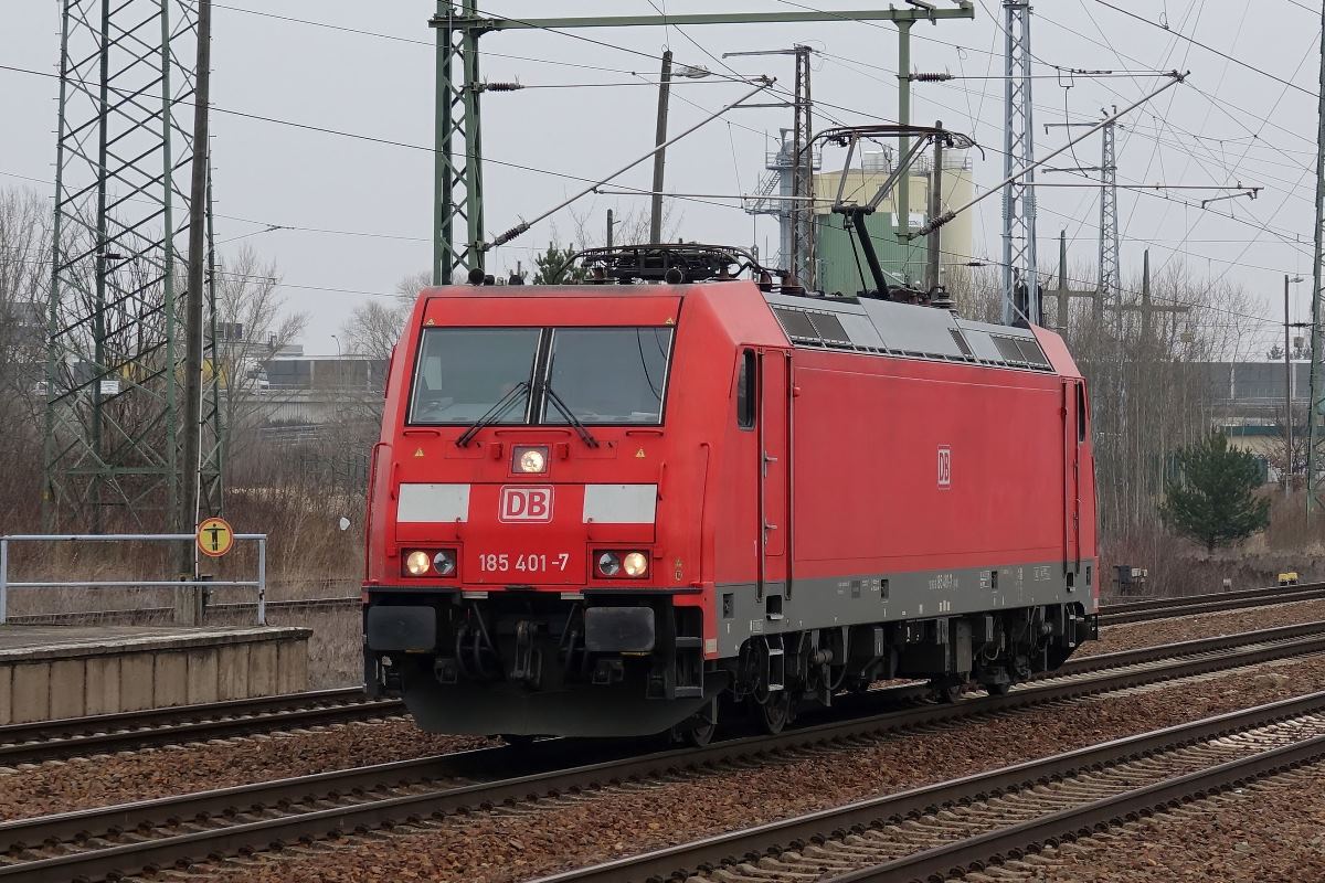 185 401-7 durchfährt solo Berlin Schönefeld Flughafen am 14.03.2017