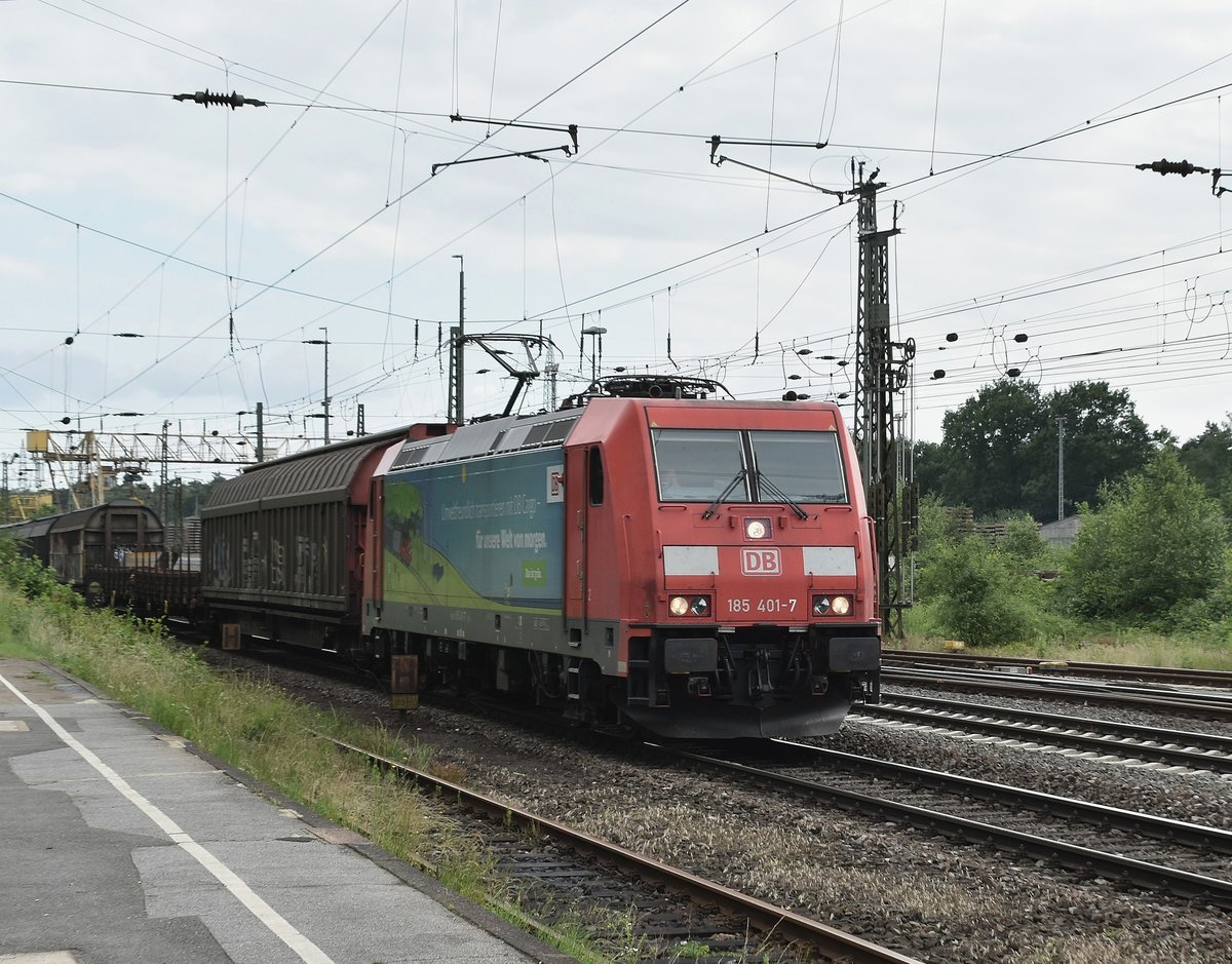 185 401-7 kommt mit einem Mischer durch Duisburg Entenfang gen Bissingheim. 2.6.2018