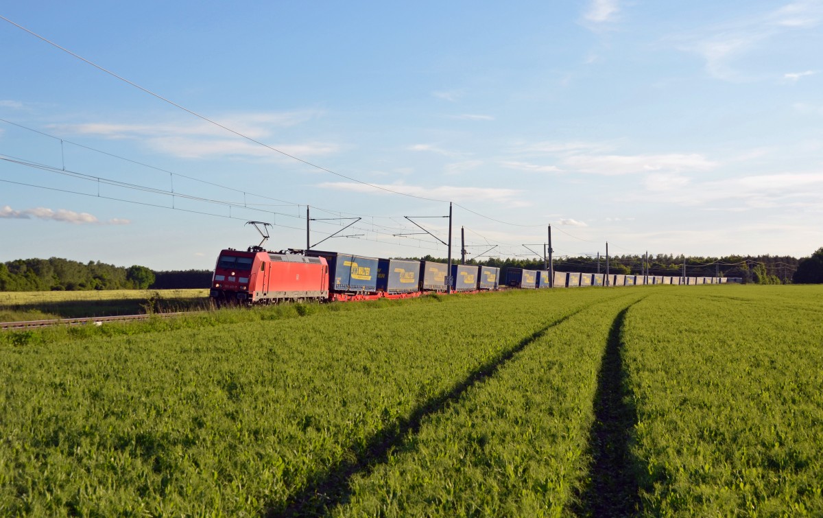 185 401 fuhr am 11.05.14 mit einem LKW-Walter-Aufliegerzug durch Burgkemnitz Richtung Wittenberg.
