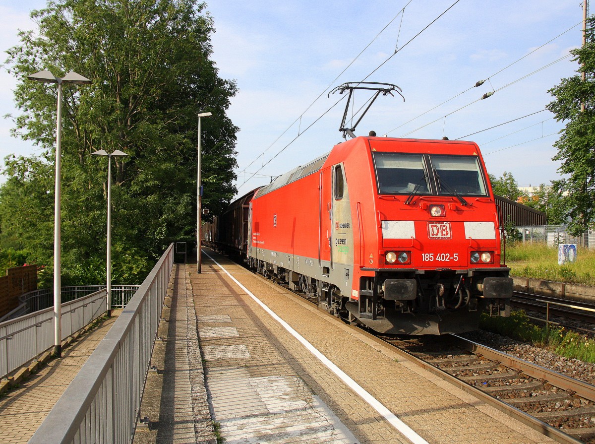 185 402-5 DB Schenker Rail kommt durch Kohlscheid mit einem langen Audi-VW-Zug aus Osnabrück nach Kortenberg-Goederen(B) und fährt die Kohlscheider-Rampe hoch nach Aachen-West und fährt in Richtung Richterich,Laurensberg,Aachen-West.
An einem schönem Sommerarbend vom 29.6.2015.