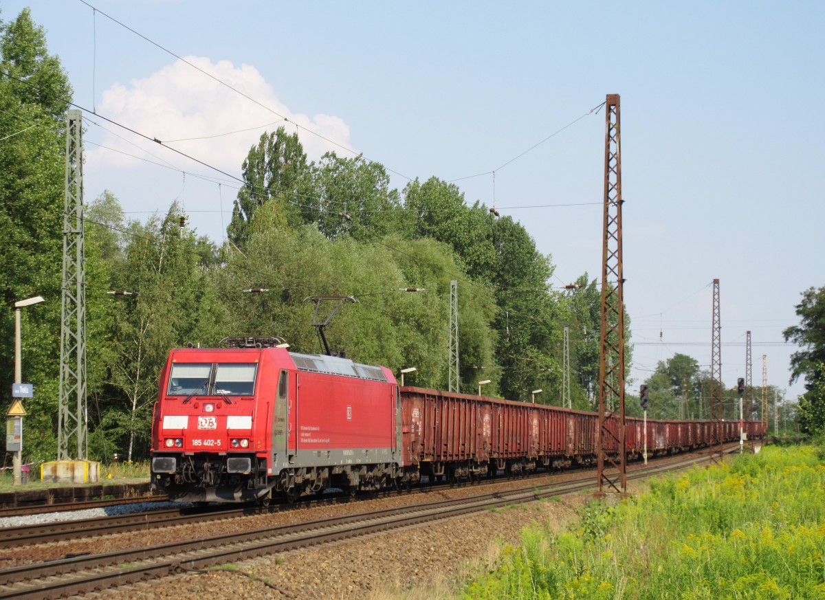185 402-5  Green Cargo  zieht am 07.August 2015 einen Schrottzug durch Leipzig-Thekla in Richtung Leipzig-Mockau.