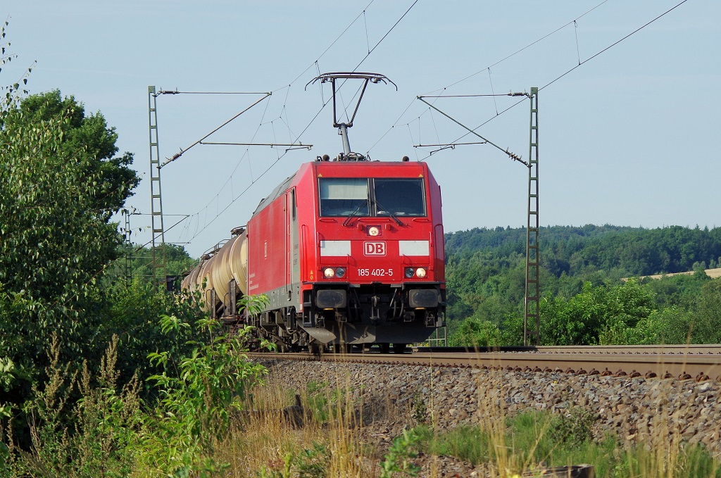 185 402  Green Cargo  mit gemischten Gterzug am 15.08.2013 bei Hnfeld gen Bebra. 