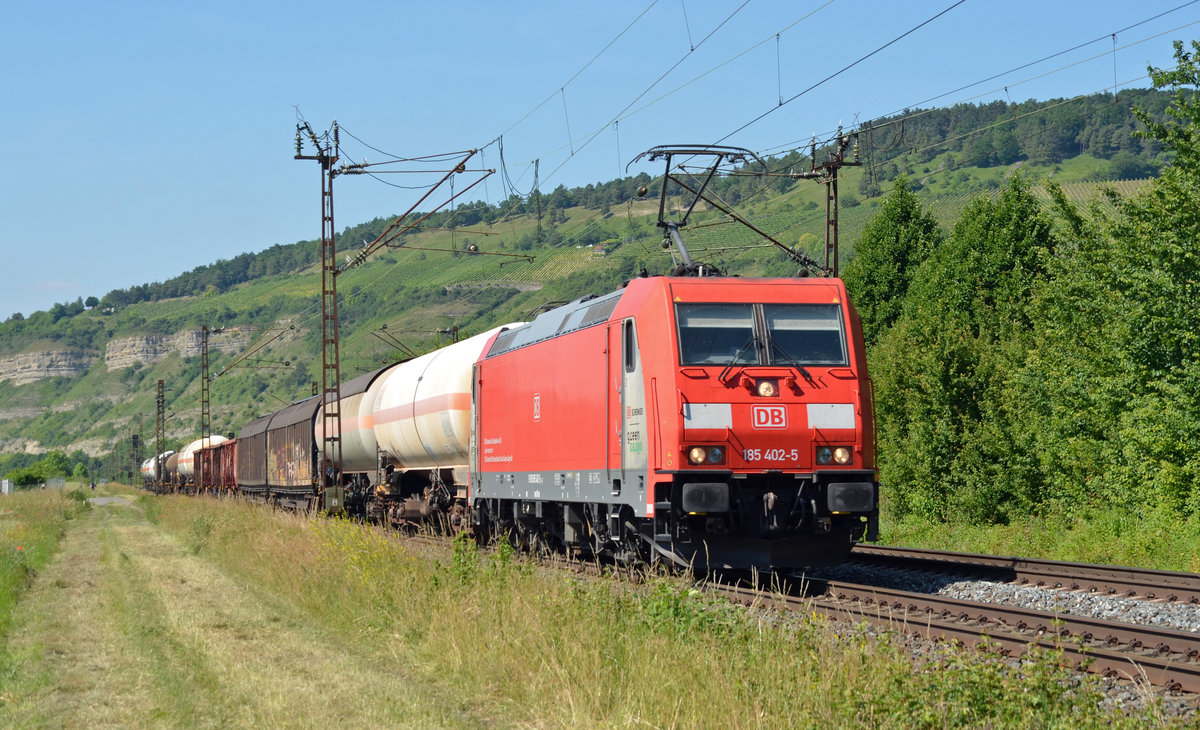 185 402 schleppte am 14.06.17 einen gemischten Güterzug durch Thüngersheim Richtung Würzburg.