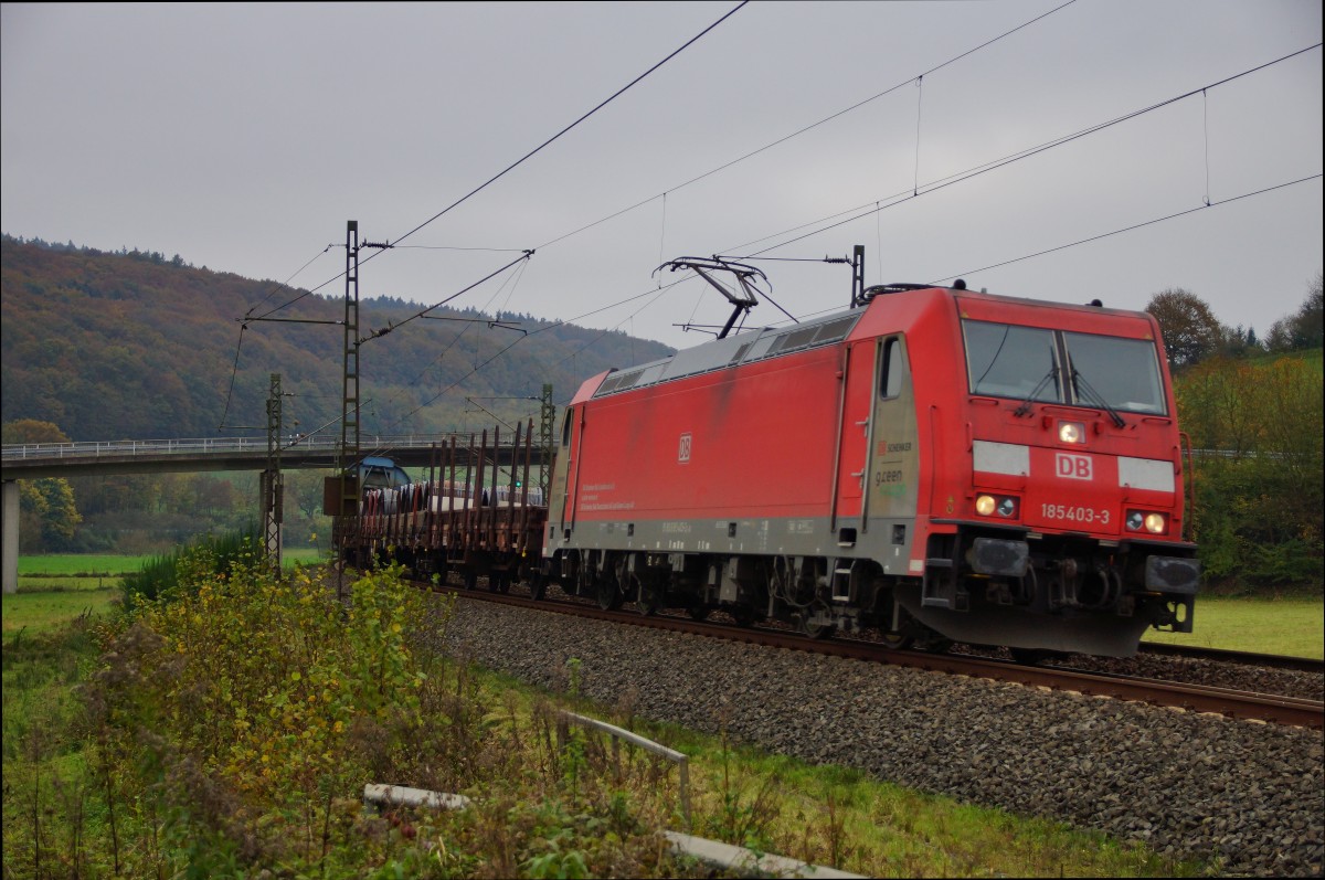185 403-3 ist am 28.10.14 mit einen gemischten Güterzug bei Hermannspiegel unterwegs.