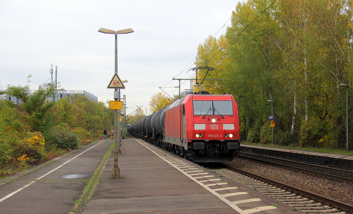 185 403-3 von DB  Green Cargo  kommt mit einem Ölzug aus Antwerpen-Petrol(B) nach Basel(CH) und kommt aus Richtung Köln-Gremberg und fährt durch Bonn-Oberkassel in Richtung Koblenz. Aufgenommen vom Bahnsteig von Bonn-Oberkassel an der rechten Rheinstrecke. 
Am Nachmittag vom 2.11.2018. 