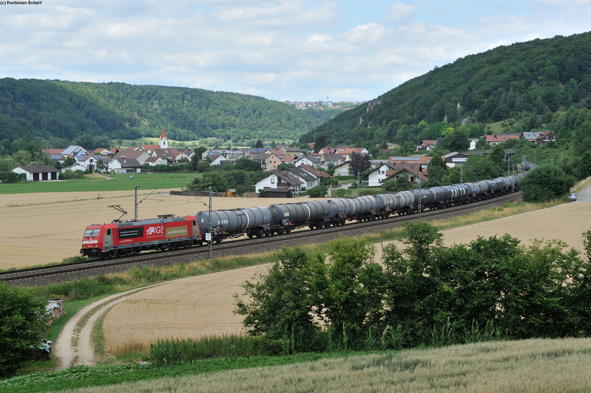 185 405-8 der IGE mit der Gratulation an die deutsche Fußball Nationalmannschaft zum WM Sieg 2014 mit einem Kesselzug bei Breitenfurt Richtung Treuchtlingen, 15.07.2015