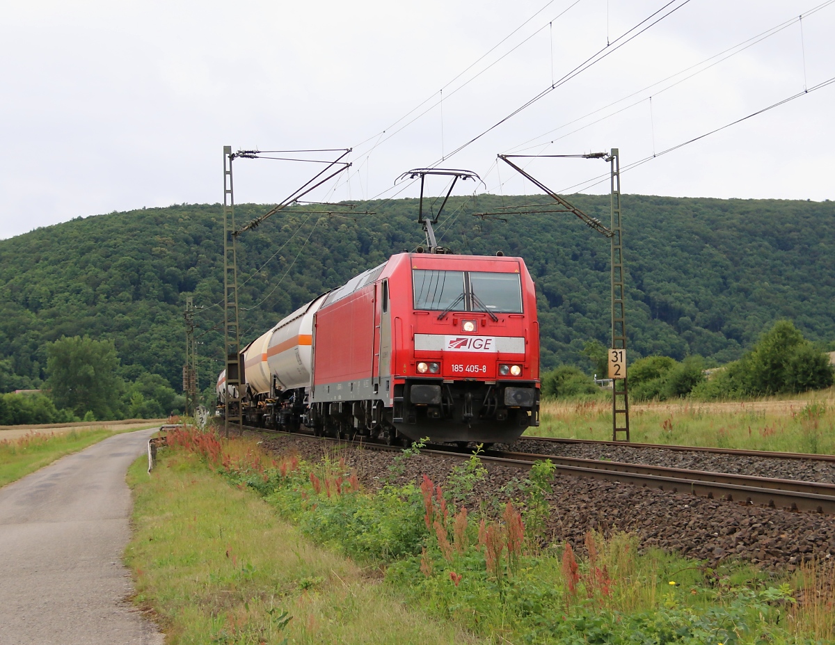 185 405-8 der IGE mit Kesselwagenzug in Fahrtrichtung Süden. Aufgenommen am 10.07.2014 bei Harrbach.