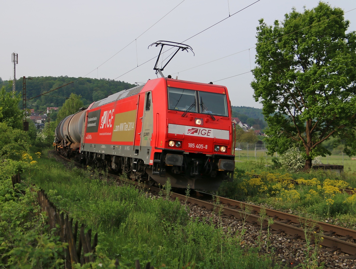 185 405-8 der IGE mit Kesselwagenzug in Fahrtrichtung Norden. Aufgenommen in Wernfeld am 12.05.2015.