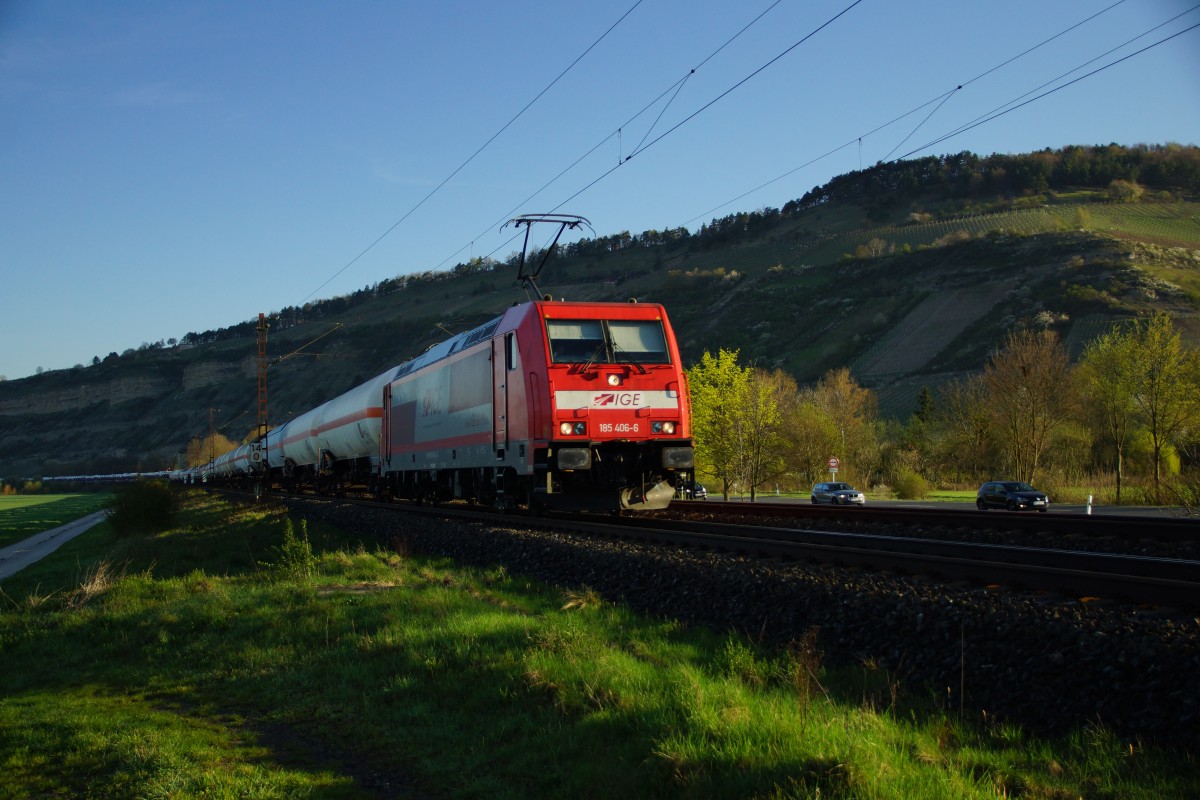 185 406-6 von IGE ist am 15.04.15 mit einen gemischten Güterzug in Richtung Süden bei Thüngersheim unterwegs.