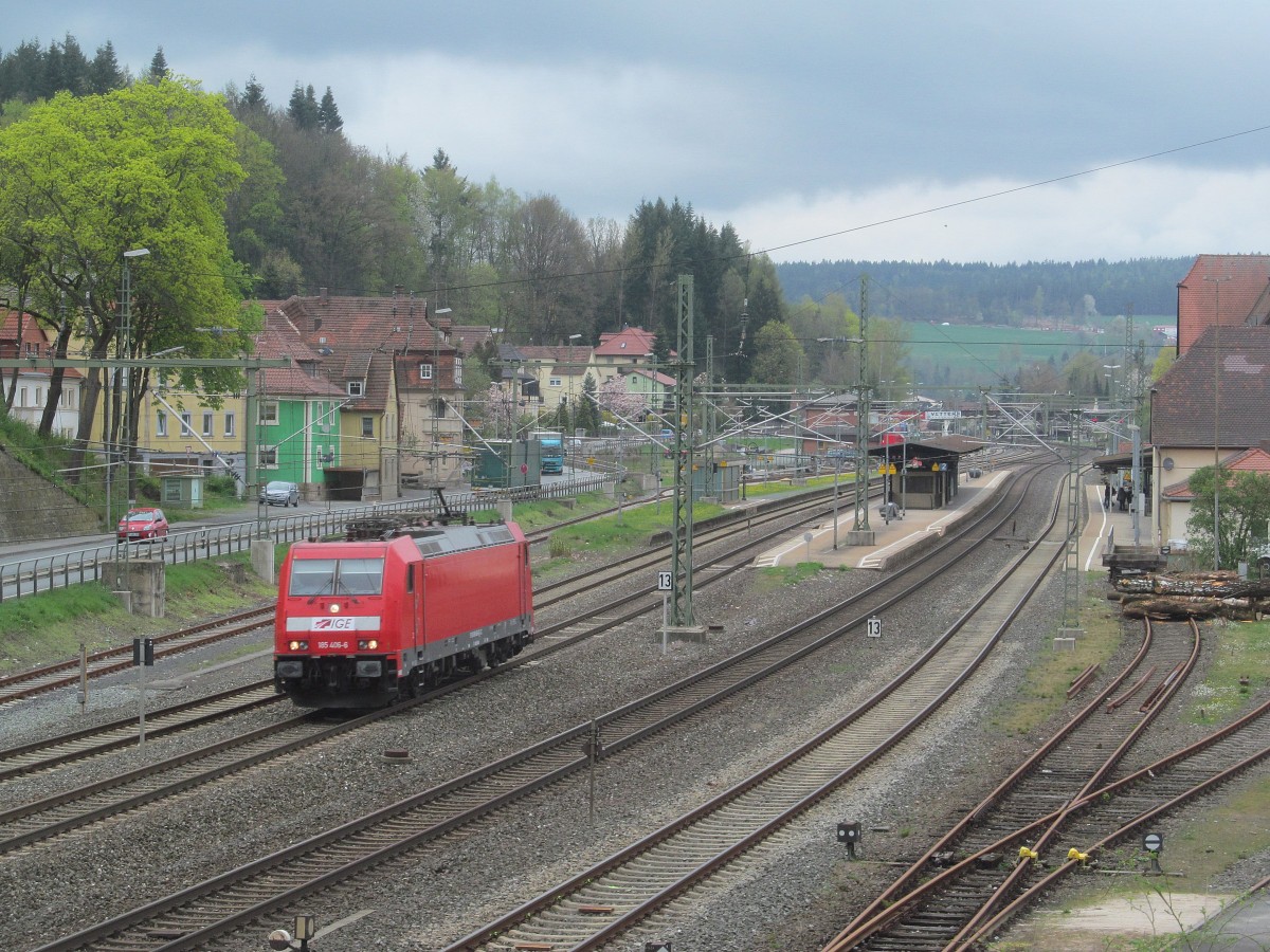 185 406-6 der IGE durchfährt am 10. April 2014 solo den Bahnhof Kronach in Richtung Lichtenfels.
