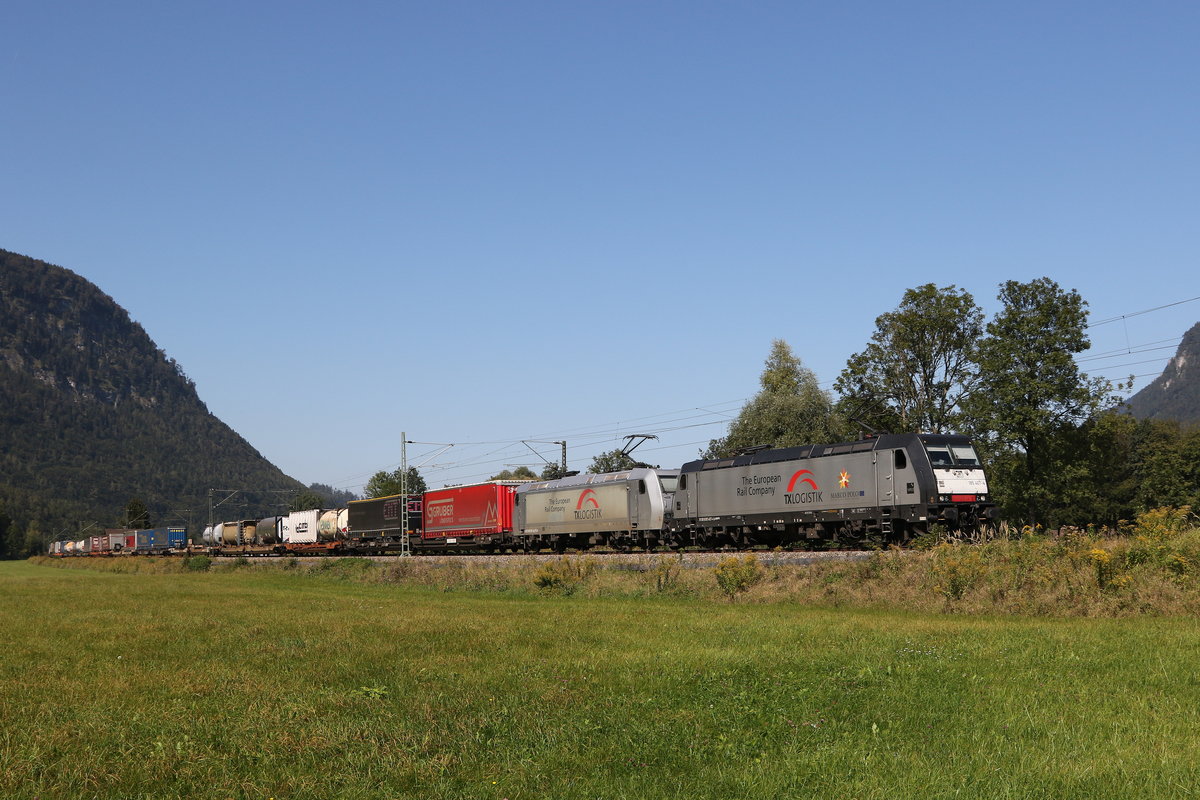 185 407 & 185 539 waren am 15. September 2020 bei Niederaudorf im Inntal in Richtung Brenner unterwegs.